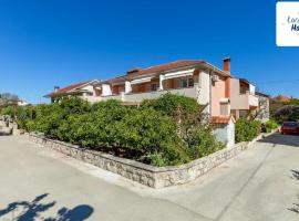 Apartments and Rooms Dobrila，位于耶尔萨的住宿