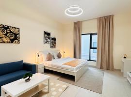 Belvilla Luxe at Concord tower with Pool & Gym near JLT，位于迪拜的酒店