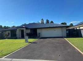 Family retreat in Caboolture big house，位于卡布尔彻的酒店