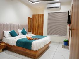 Hotel Venzaa Vijay Nagar，位于印多尔印多尔机场 - IDR附近的酒店