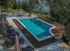 Olive Grove Luxury with private POOL，位于巴尔的酒店