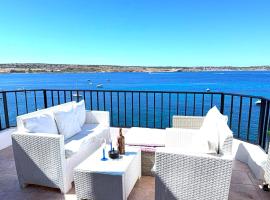 Seafront apartment Terrace, lounger & Panoramic ocean views，位于梅利哈的酒店