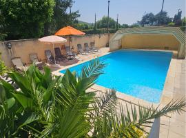 Maison avec piscine，位于卡雅克的酒店