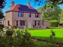 Red Roofs - 5BR Luxury - Large Gardens - EV Point - Near Edinburgh