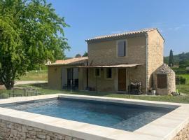 Le Petit Cabanon Provençal，位于曼讷的酒店