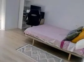 Habitación en el centro con balcón