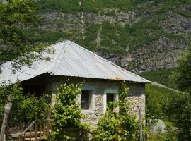 Motina River Guesthouse，位于Tropojë的酒店