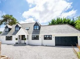 NEW! Stunning & Huge 5BR with Parking & Garden - Perfect for Families & Groups! Excellent Location