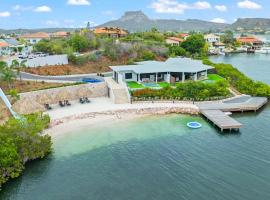 Dolce Vita Beach, Waterfront Bungalows with Private Beach，位于威廉斯塔德的酒店