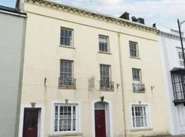 Spacious 6 bedroom retreat in Milford Haven