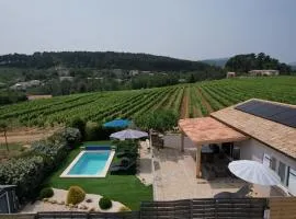 En Ardèche, maison de vacances L'Odalys climatisée avec sa piscine privée et chauffée