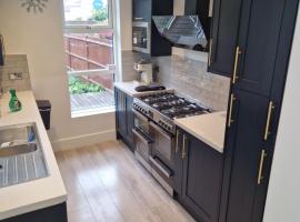 Modern 5 bedroom house with parking, London，位于Thornton Heath的酒店