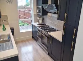 Modern 5 bedroom house with parking, London