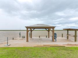 Seabreeze Retreat Waterfront Home Near Sargent，位于Sargent的酒店