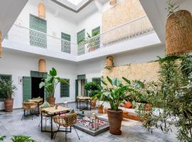 Riad Villa Weng&eacute; & Spa，位于马拉喀什的带热水浴缸的酒店