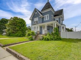 5 Mi to Beaches Historic Apartment in Westerly!
