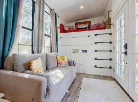 Chimney Rock Tiny Home，位于峡谷湖的酒店