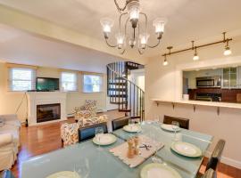 Stroll to Commercial St! Coastal Retreat w/ Patio，位于普罗温斯敦的酒店