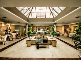 塞戈维亚瓜达拉马山脉酒店，位于洛杉矶德圣拉斐尔的酒店