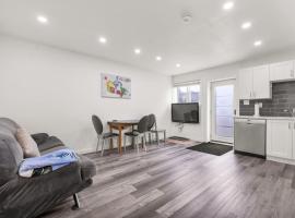 Modern 2BR Duplex 3.0 GBPS internet with Parking，位于基奇纳的酒店