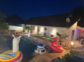 Escapade du Roi Henri IV à PAU MAISON Entièrement Privée 6 Personnes & BÉBÉ avec Piscine, SPA, Braséro & Plancha Idéal Vacances, Week-end, Repos ou Télétravail，位于波城的酒店