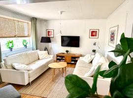 Comfortable guest rooms with fully equipped kitchen and cosy living room.，位于Ödsmål的酒店