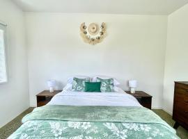 Pokoinu Palms Villa and Pool near Town, Beach and Airport，位于阿瓦鲁阿的酒店