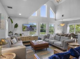 NF Wine Country Retreat with Dock，位于绍斯霍尔德的酒店