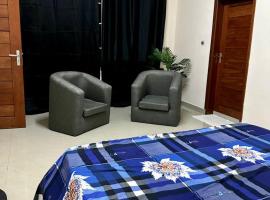 Peaceful Private Room In Cotonou, Benin，位于科托努的酒店