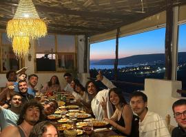 RED CARPET SURF CAMP - Traditional Moroccan GuestHouse With Stunning Views，位于塔姆拉赫特乌兹达尔的酒店