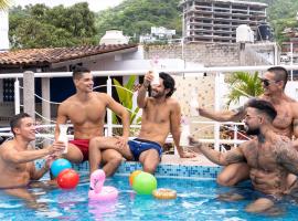 La Iguana Vallarta LGBT ADULTS ONLY - Romantic Zone - Party Clubbing Street，位于巴亚尔塔港的酒店