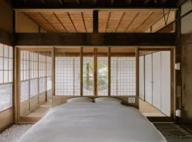 紡ノ座 築100年 一日一組限定のモダン古民家ステイ