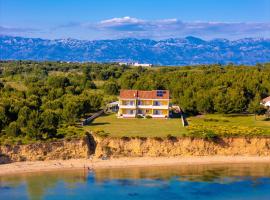 Apartments by the sea Privlaka, Zadar - 23531，位于宁的酒店
