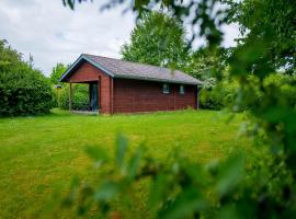 Log cabin in the Baltic Sea resort of Dampland，位于达普的酒店