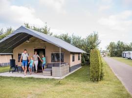 Fine safari tent in a holiday park, cleaning included，位于Nommern的酒店