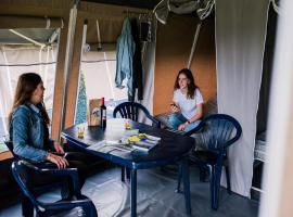 Nice tent lodge on a campsite, cleaning included，位于Medernach的豪华帐篷