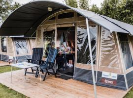 Nice tent lodge in a holiday park, cleaning included，位于Nommern的酒店