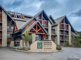 Cozy Canmore resort with mt view hot tub and pool，位于坎莫尔的酒店