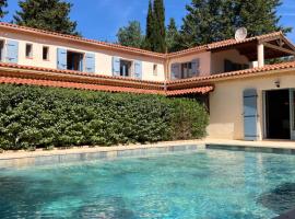 La Bastide du Val，位于Le Val的带泳池的酒店