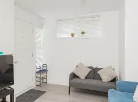 Dumfries Guest Room in Vancouver