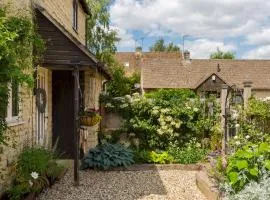 Cosy Cotswolds home parking colourful garden Pass the Keys