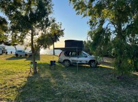 4x4 RoofTent Camper Offroad，位于地拉那的酒店