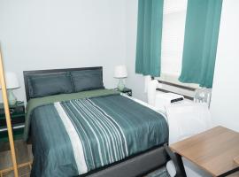 Emerald Room at Brighton Beach 2Min Walk to Ocean n Subway Chic Stay，位于布鲁克林的酒店