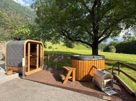 Mitten in den Glarner Alpen Hot Tub & Alpenblick，位于Ennenda的酒店
