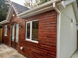 1-Bed Cosy Cottage near Emerald Park - Sleeps 5，位于Dunshaughlin的酒店