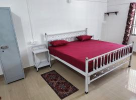 Greenwood Cabins Maroon House，位于Jorhat的酒店