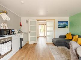 1-Bed Cosy Country Retreat- Sleeps 5 Emerald Park，位于Dunshaughlin的酒店