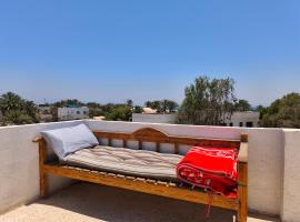 Kanaba House - Couch on rooftop，位于达哈布的酒店