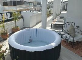 The Penthouse Hostel，位于丹吉尔的酒店