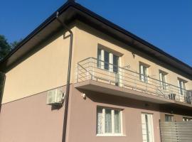 Mirina village house，位于普列夫利亚的带停车场的酒店